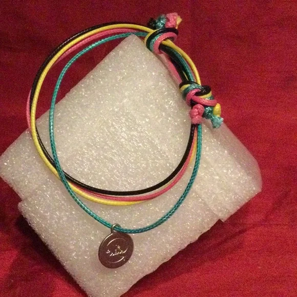 8 Coloured Bracelets - Picture 13 of 16